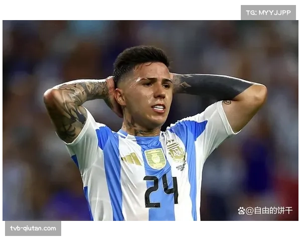 特写镜头：阿根廷老将马特亚斯·阿莱曼诺在主场告别战的泪水